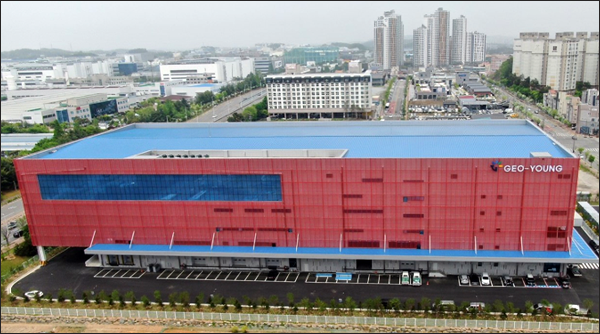 지오영 천안물류센터. 희귀의약품 보관·배송의 핵심 거점으로, 콜드체인 기반 첨단 물류 인프라를 갖추고 있다.