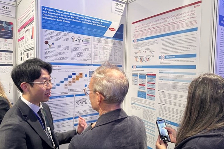 김성중 한미약품 ONCO임상팀 선임연구원(맨 왼쪽)이 지난해 12월 11일 영국 런던 'ESMO IO 2025'에서 BH3120의 임상 경과가 담긴 포스터 내용을 설명하고 있다. / 사진= 한미약품 제공