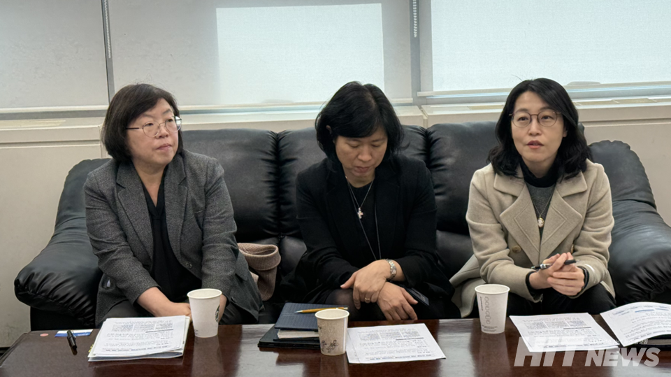 왼쪽부터 홍정희 식품의약품안전처 의약품규격과 과장, 강주혜 의약품심사부장, 왕소영 세포유전자치료제과장. 사진= 식약처 전문언론 기자단