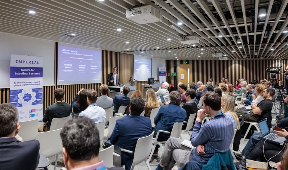 김용태 멥스젠 대표가 임페리얼 칼리지 런던 CIS 개소식에서 Keynote 강연을 진행하고 있다. 사진=멥스젠 제공