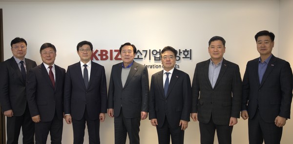 약가제도 비대위와 김기문 중소기업중앙회 회장이 면담 후 기념사진을 찍고 있다. 사진=약가제도 비대위 제공.