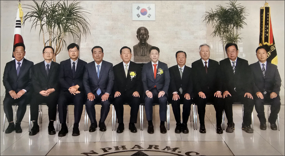 대한약품 경영진. 사진 가운데 흉상이 대한약품 창업주 고 이인실 선생이며 그 아래 왼쪽이 이윤우 5대 대표이사, 오른쪽이 이승영 6대 대표이사. 사진= 대한약품 80년 史에서.    