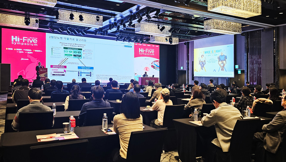 JW중외제약은 지난 10일부터 이틀간 JW메리어트 동대문 스퀘어 서울에서 내과 전문의들을 대상으로 ‘하이파이브(Hi-Five) 심포지엄’을 개최했다. 이번 심포지엄에서는 리바로 패밀리의 최신 임상 데이터와 이를 활용한 치료 전략 등이 공유됐다. 사진 = JW중외 제공.