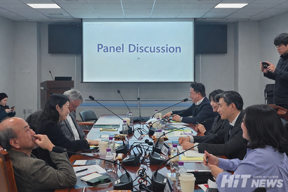 27일 소아청소년 비만 환자 처방환경과 개선방안을 논의하는 국회 토론회에서 의료계 및 규제 전문가들이 소아 고도비만 치료 방안을 논의하고 있다. 사진=허현아 기자.