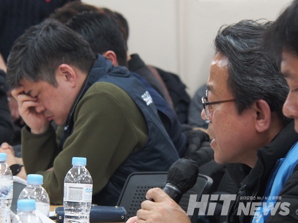 22일 경기도 화성시 향남제약공단에서 열린 노사 현장간담회에서 이덕희 일동제약 노조위원장이 질의응답 중 비대위에게 질문하고 있다. 사진=이우진 기자.