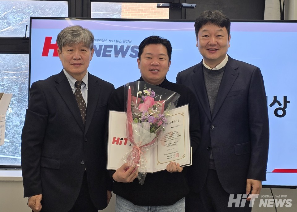 2025년 히트뉴스 우수기자상을 받은 이우진 수석기자(가운데). 조광연(왼쪽), 박찬하 대표가 상장과 꽃다발 및 상금을 전달했다.