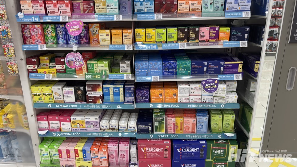 모 다이소 점포의 건강기능식품 코너. 이 매대에서 건강기능식품과 식품을 한 번에 딱 알 수 있는 사람은 얼마나 될까.