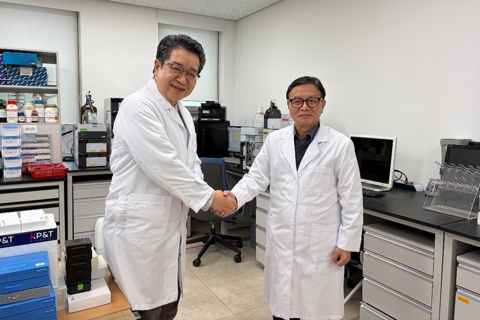 김재일 HLB펩 CTO(왼쪽)와 김현택 YMC Korea 대표이사. 사진=HLB펩 제공