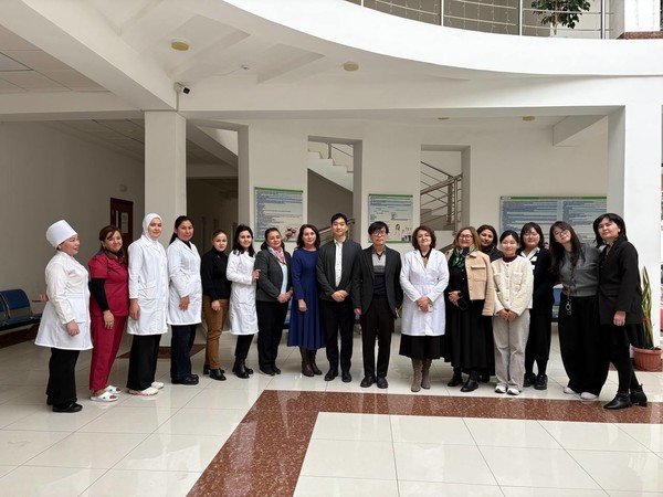 GC Labs 측과 우즈베키스탄 역학센터 관계자들이 기념사진을 촬영하고 있다. 사진=GC Labs 제공.