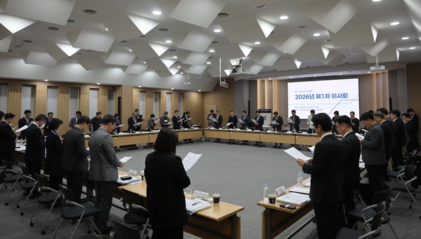 이사회에서 참석자들이 결의문을 낭독하고 있다. 사진=한국제약바이오협회 제공.