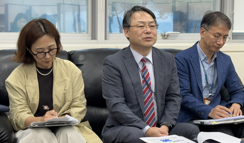 왼쪽부터 최주영 사이버조사팀 사무관, 박영민 사이버조사팀 팀장, 장수용 사이버조사팀 행정사무관이 작년 9월 브리핑을 하는 모습. 사진=식약처 기자단 제공