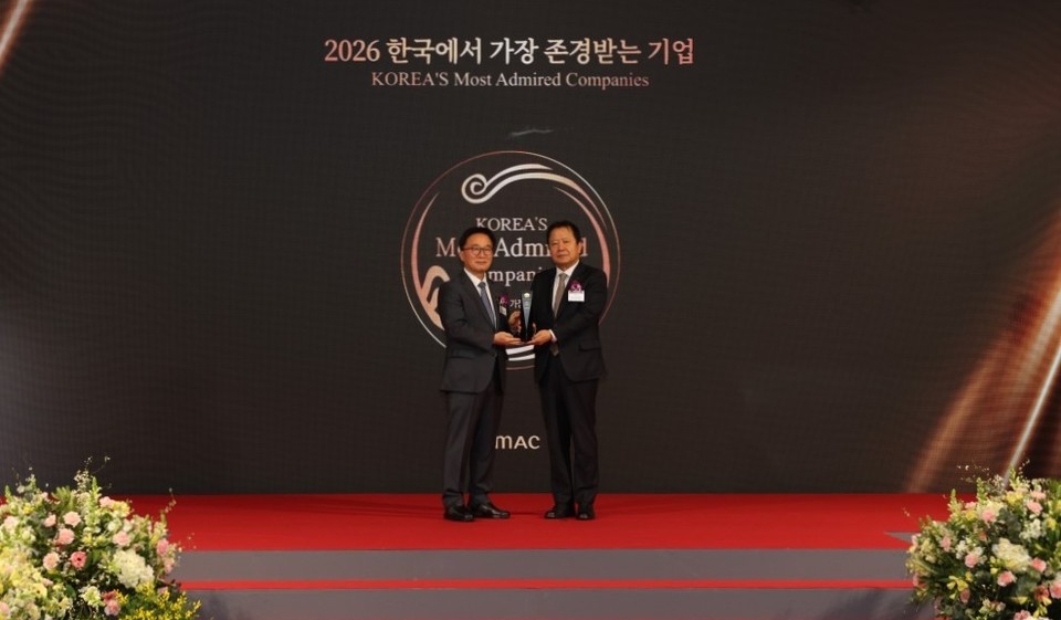 유한양행 이병만 본부장(오른쪽). 사진 = 유한양행 제공.