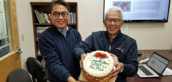 고 김정근 대표와 고종성 대표가 J&J와 기술 수출 성공 후 활짝 웃으며 사내 축하 행사를 가졌다. 사진= 필자 제공.