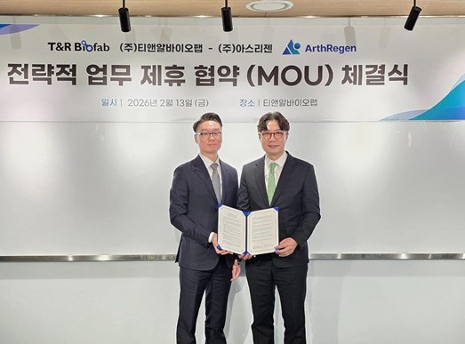 심진형 티앤알바이오팹 CTO(왼쪽)와 왕준호 아스리젠 대표가 업무협약식에서 기념사진을 촬영하고 있다. / 사진=티앤알바이오팹 제공