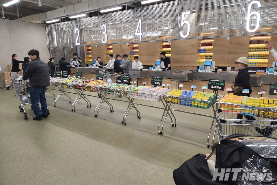 메가팩토리 약국 2호점 매대 모습. 