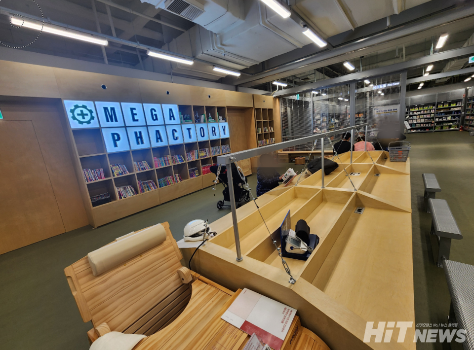 메가팩토리 약국 2호점 휴계 공간.