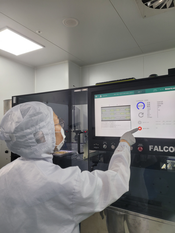 알피바이오 직원이 이물검사기 성능을 검증하고 있다.