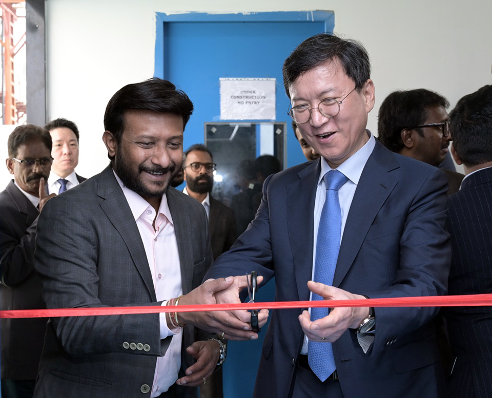 휴온스메디텍이 현지 조립 생산라인 준공식을23일(현지시간) 인도 하이데라바드에 위치한 바수그룹 생산라인에서 진행했다. 사진은 바수그룹 아비나이 베즈감 대표(왼쪽)괴 휴온스그룹 윤성태 회장. 사진=휴온스그룹.