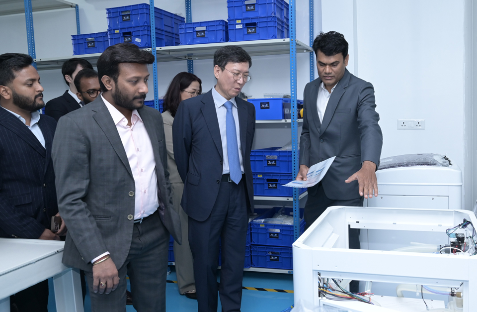 윤성태 회장(가운데)이 생산라인을 시찰하고 있다. 사진=휴온스 그룹.