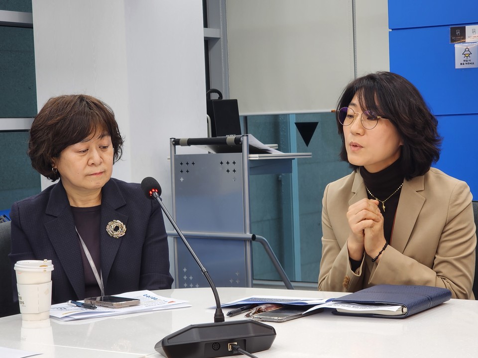 한국보건산업진흥원 K-헬스미래추진단 박미선 PM(왼쪽)과 임현진 식약처 규제과학정책추진단장.