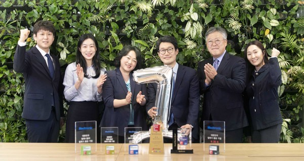메드트로닉코리아 유승록 대표(우측 세번째) 등 GPTW 개인부문 수상자 및 회사 관계자들이 기념촬영하고 있다. (사진= 메드트로닉코리아 제공)