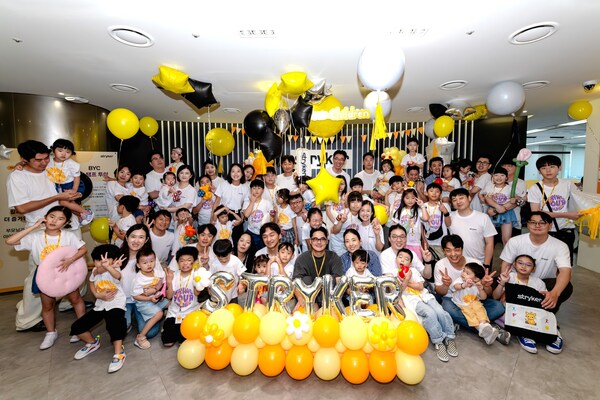 한국스트라이커 임직원이 자녀들과 함께 기념촬영한 모습. / 사진= 한국스트라이커 제공