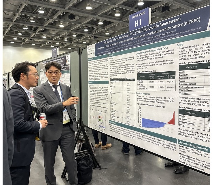 서울대병원 비뇨기과 정창욱 교수가 ASCO GU 행사장에서 포큐보타이드의 2상 임상시험 결과 포스터를 소개하고 있다. / 사진=셀비온 제공