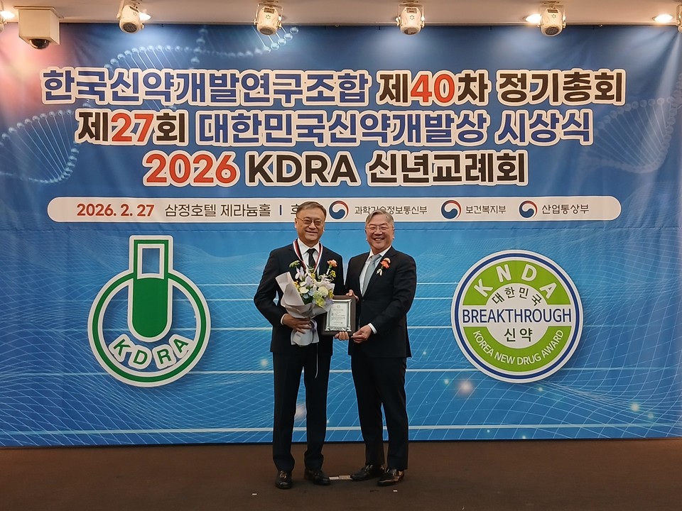 알지노믹스 이성욱 대표(왼쪽)가 '바이오헬스산업분야 유공자 포상'에서 과학기술정보통신부 장관 표창을 수상했다. / 사진=알지노믹스 제공