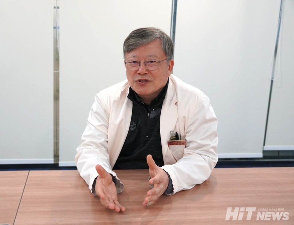 정철원 서울삼성병원 혈액종양내과 교수가 히트뉴스와 인터뷰하고 있다. 사진=김선경 기자