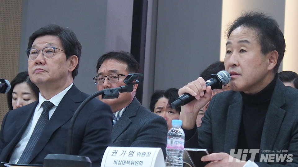 (오른쪽) 권기범 한국제약바이오협회 이사장(비대위 위원장)이 기자들의 질문에 답하고 있다.