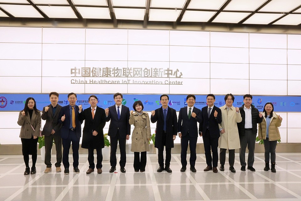 중국 우시 혁신허브 캠퍼스에서 대표단이 현지 관계자들과 기념촬영을 하고 있다. 왼쪽 네번째부터 복지부 임강섭 과장, 노연홍 협회장, 진흥원 이행신 본부장. 