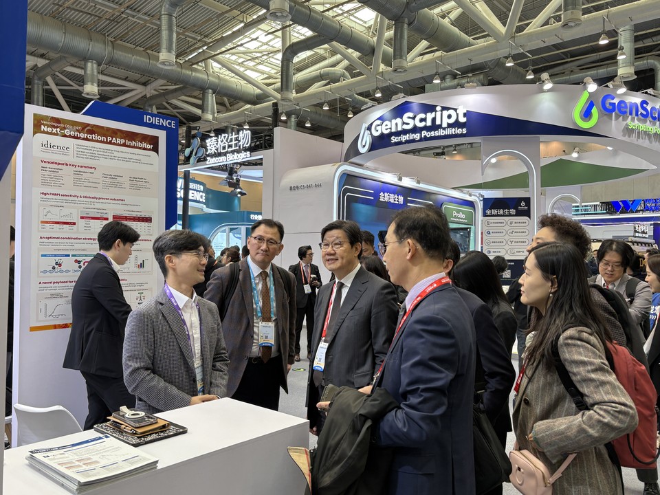 12일(현지시간) 중국 쑤저우 국제엑스포센터에서 열린 BIO CHINA 2026 행사장에서 한국관 개별 홍보 기업으로 참가한 휴온스랩 관계자와 대표단이 대화하고 있다 