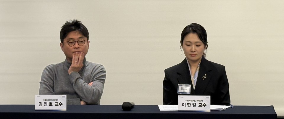 (사진 왼쪽부터) 김인호 서울성모병원 종양내과 교수, 이한길 이화여자대학교 약학대학 교수