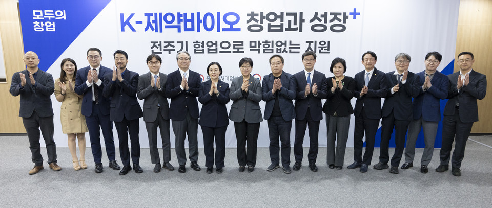 정은경 복지부 장관과 한성숙 중기부 장관이 제약바이오벤처 정책 간담회에 24일 참석했다.