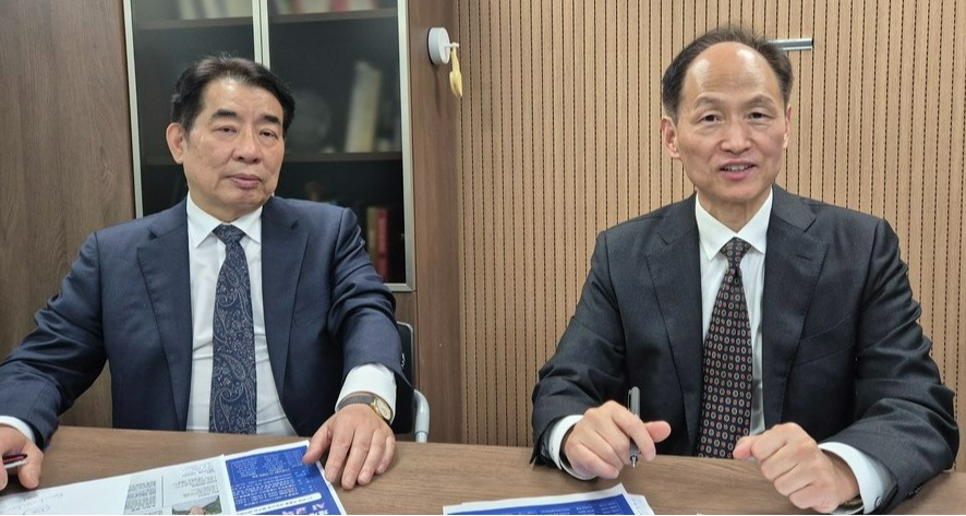 정진현 경기시흥SNU제약바이오인력양성센터장(왼쪽)과 김화종 K-멜로디 단장.