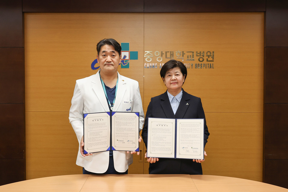 손수정 의약품안전원 원장(왼쪽)과 이재성 중앙대병원 원장 MOU 갱신 발표 현장. 사진= 의약품안전원 제공