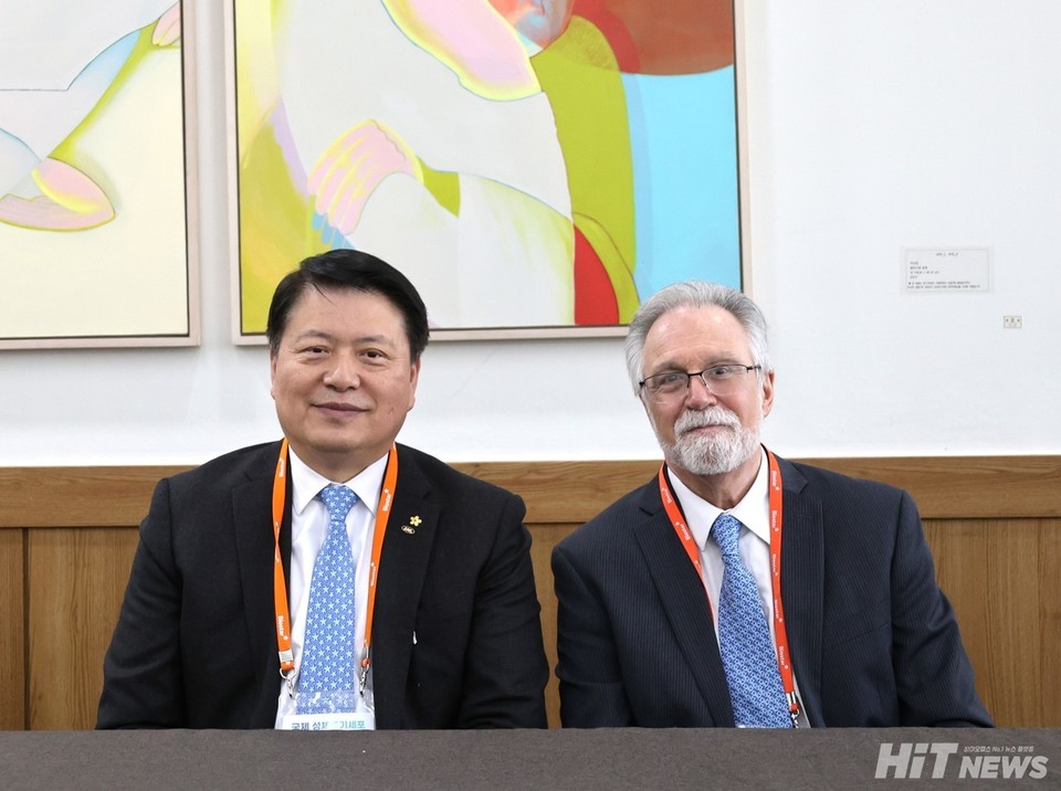 (From left) Jeong Chan Ra, Greg Semenza of Johns Hopkins School of Medicine / Photo = Reporter Jaeseon Hwang