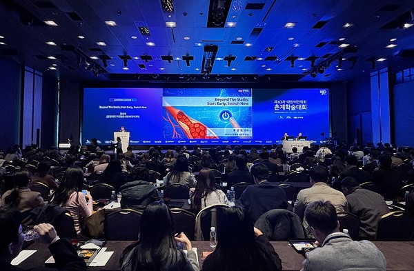 제63차 대한비만학회 춘계학술대회 런천 세션에서 한양의대 홍상모 교수가 발표하고 있다. 사진=한미약품 제공