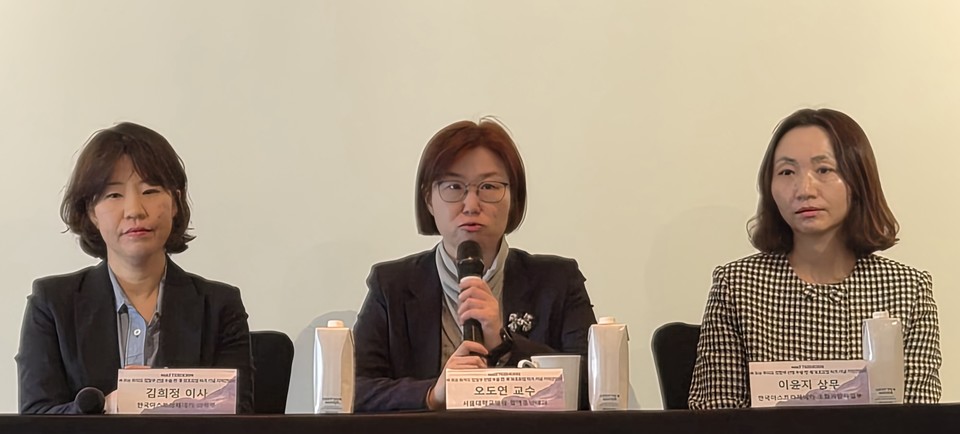 (왼쪽부터) 김희정 한국AZ 의학부 이사, 오도연 서울대학교병원 혈액종양내과 교수, 이윤지 한국AZ 소화기암사업부 상무