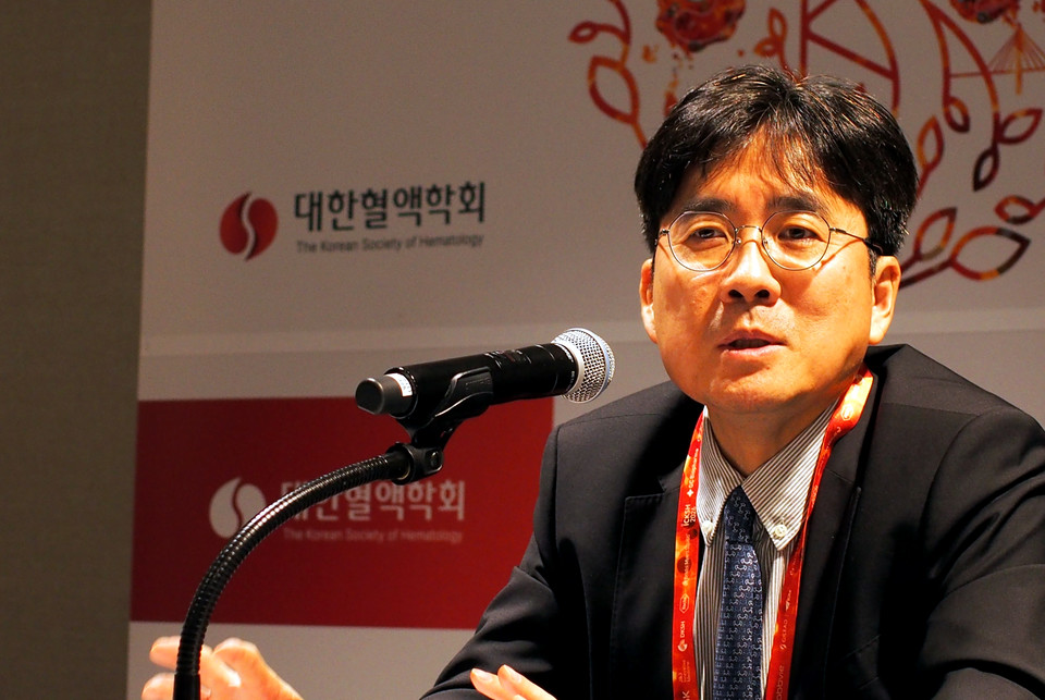 김석진 이사장이 기자들의 질문에 답하고 있다. 사진=이우진.