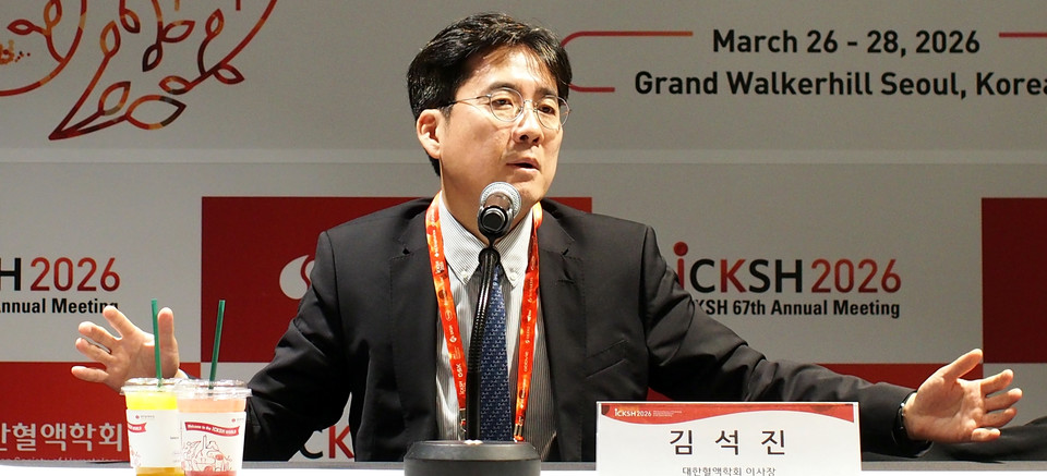 김석진 이사장이 CAR-T 치료제 이후 면역글로불린 투여의 필요성을 언급하고 있다. 사진=이우진.