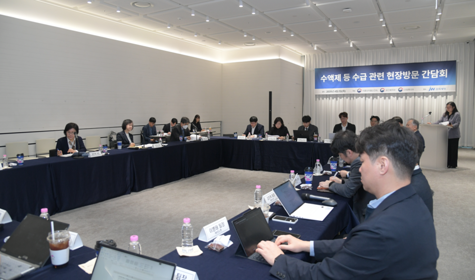 식품의약품안전처가 산업통상자원부, 보건복지부와 함께 수액제 등 의료현장 필수의약품의 안정 공급을 위한 업계 간담회를 2일 열고 지원방안을 논의했다.