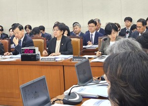 블록버스터 신약 키운다며 R&D 삭감...약배송 확대엔 안전 논란 - 뉴스 썸네일 이미지